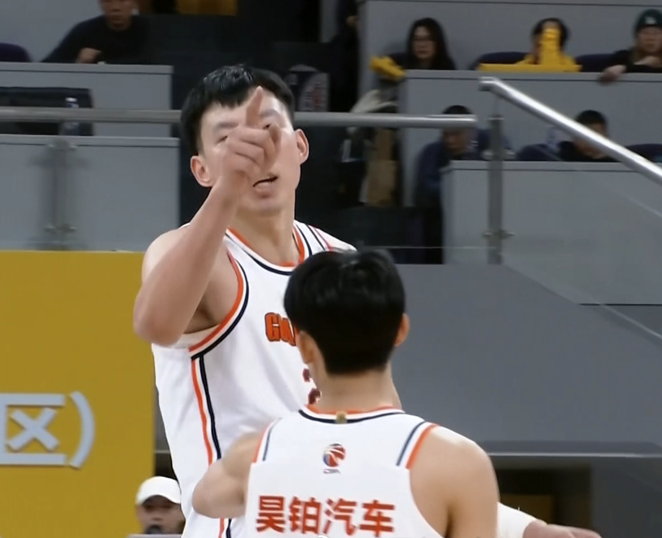 周琦遭广厦全场喊波兰羞辱!心态爆炸4罚不中,指着裁判骂