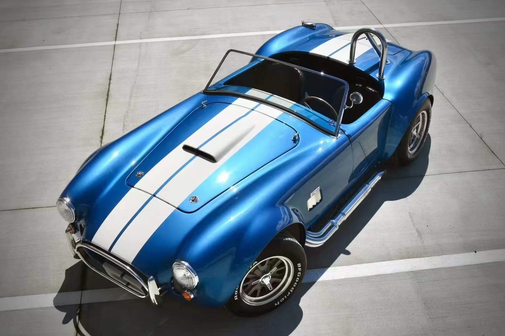 外观方面,两个前挡泥板上还带有幻影(参数|询价)眼镜蛇徽章,前轮后方