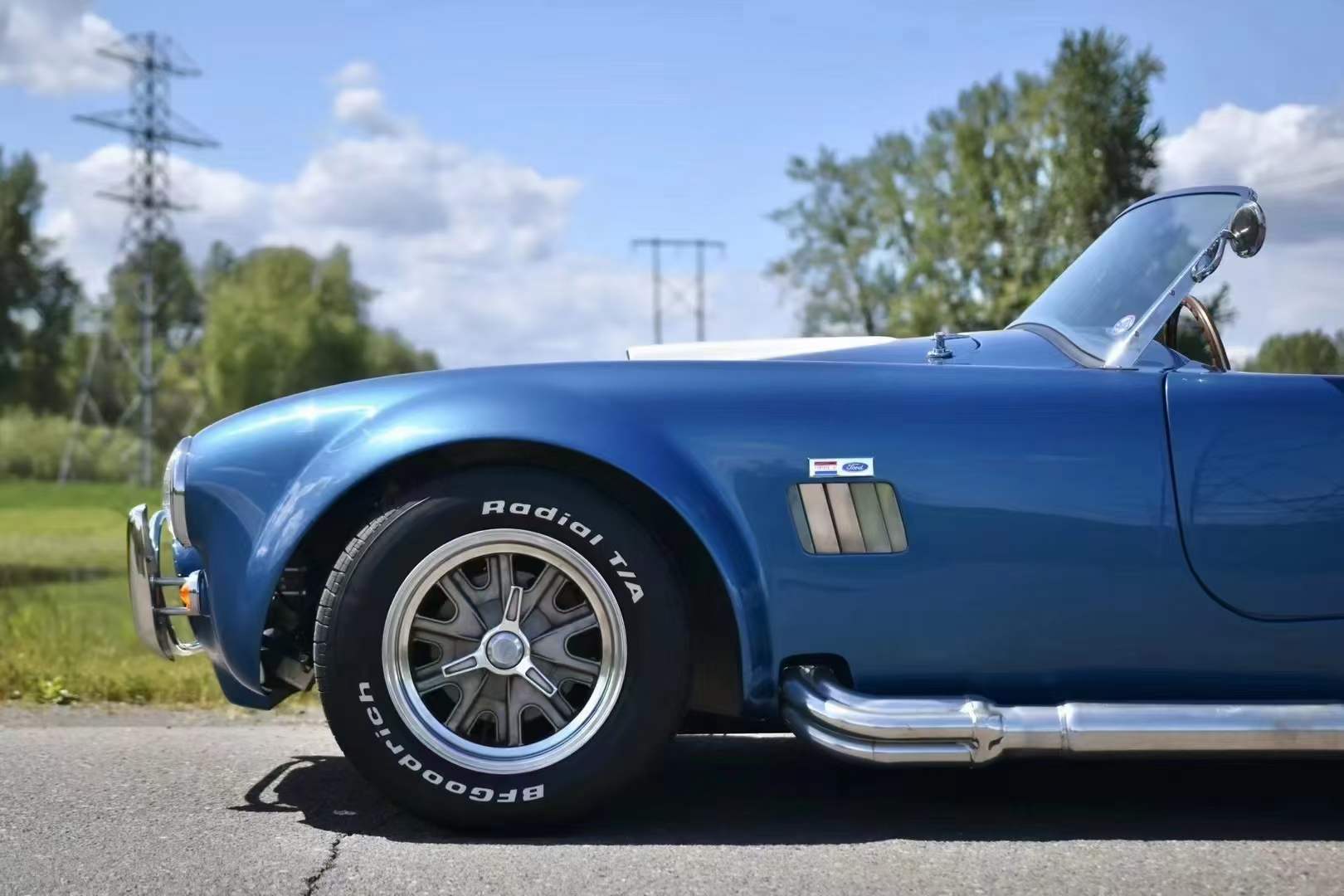 外观方面,两个前挡泥板上还带有幻影(参数|询价)眼镜蛇徽章,前轮后方