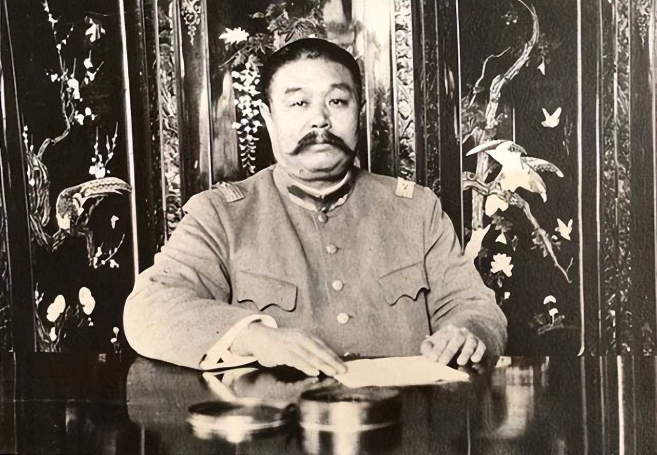 黎元洪本就才气不凡,品学兼优,进入北洋水师学堂后亦是积极进取,后在