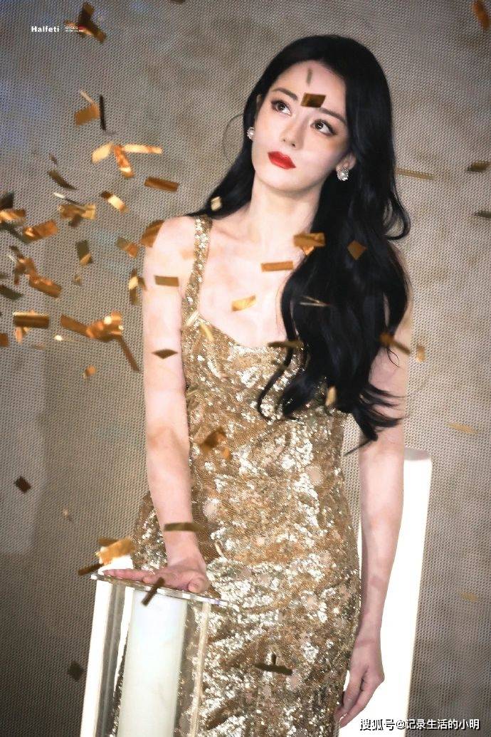 迪丽热巴引领时尚潮流,率先穿上2024春夏高级定制时装!