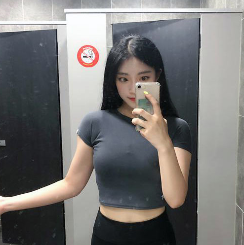 长相甜美的她以前身材有点肥胖,健身减肥1年后,实力秀身材!