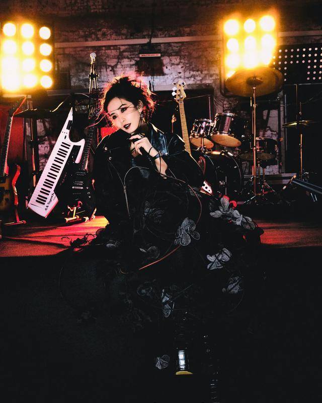 刘诗诗登新视线wonderland封面,摇滚风造型放纵不羁!