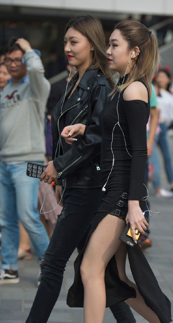 裙摆前后宛如两条布料一样,开口出做出故意拉伸的美女,纽扣的设计很