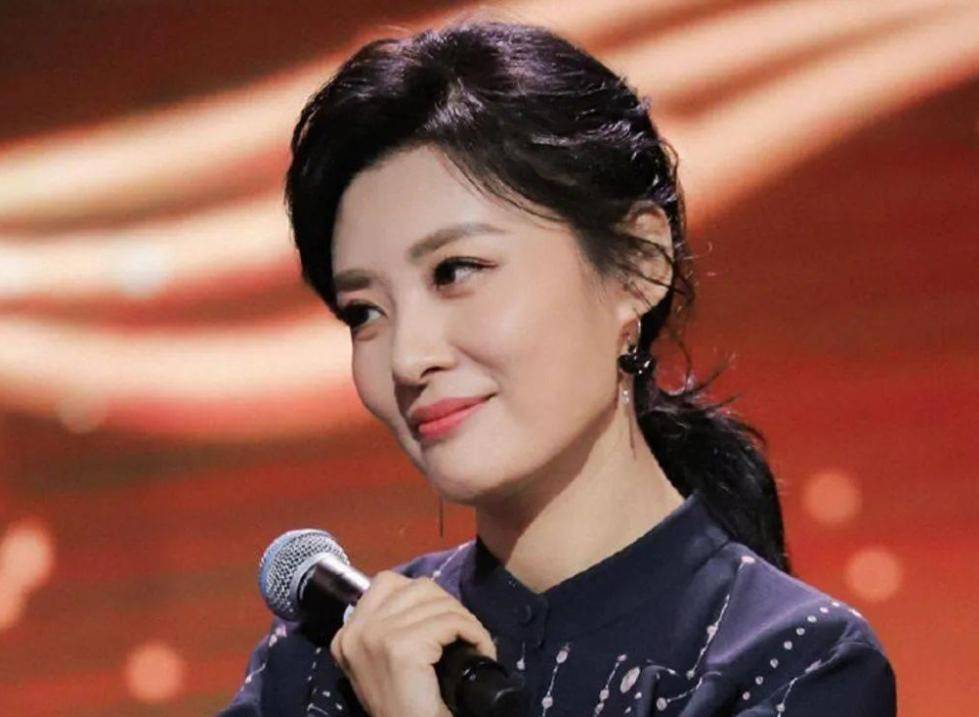 她是最成功的央视主持人,一嫁初恋,二嫁富豪,一家三口其乐融融_周涛