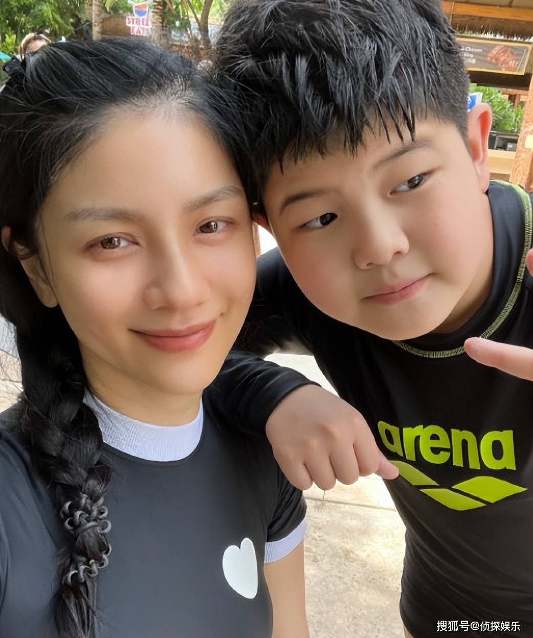 胡可晒俩儿子近照,安吉身高超妈妈,瘦回"东北宋仲基"帅炸了_小家伙