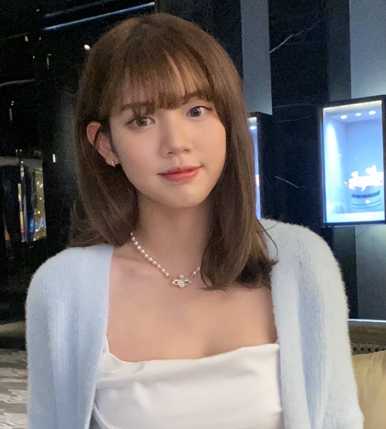 王彩桦跟大女儿在舞台上激吻了20秒,惹争议_因为_小时候_台湾