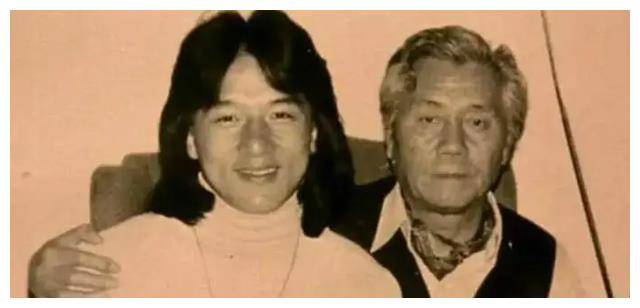 在这十年里,成龙成为了于占元旗下的七大弟子之一,接受了严格的传统