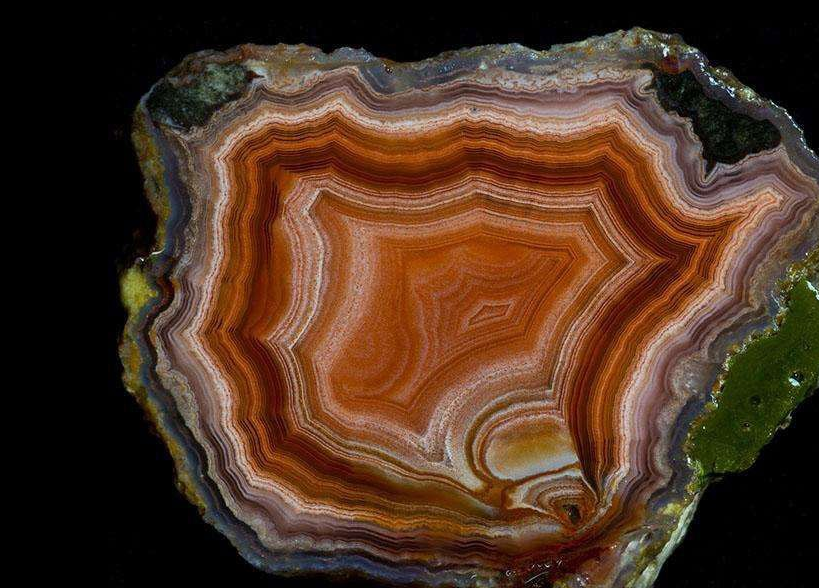 又大又美的玛瑙居然被当地人拿来盖房_巴西_颜色_石头