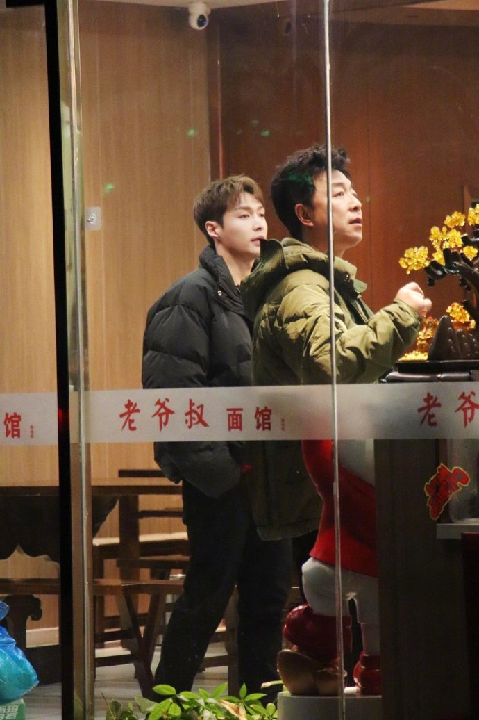 黄渤张艺兴20元小面馆吃面,黄渤脸部浮肿发福,张艺兴吃得满嘴油_生活