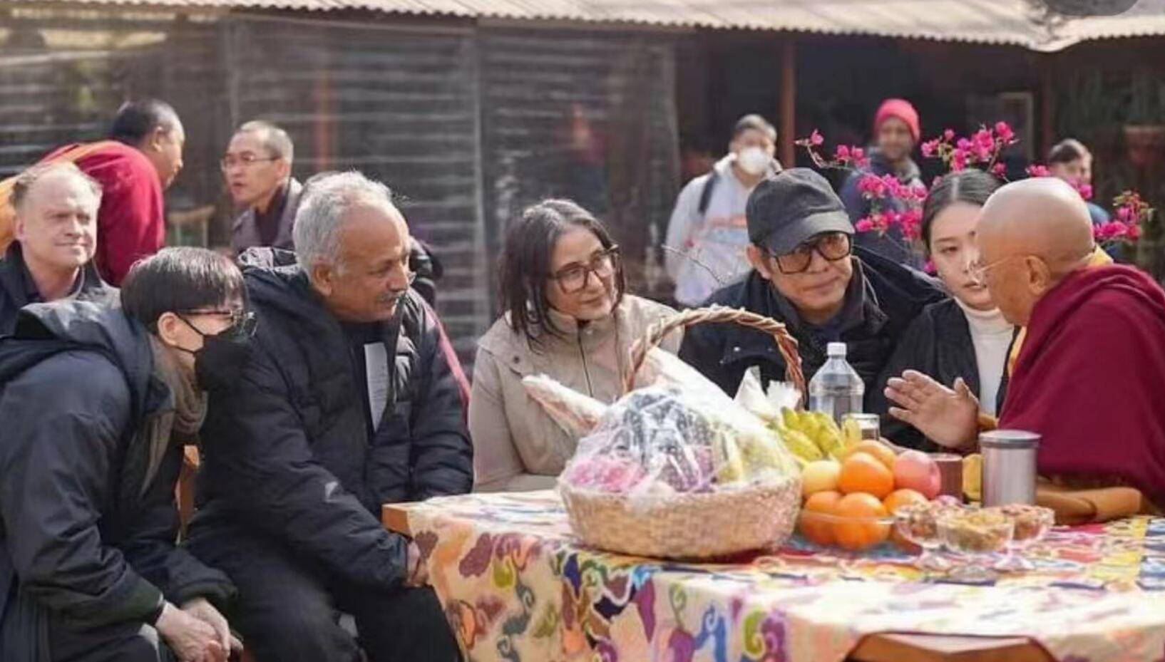 李连杰携家人旅游,62岁利智罕露面,留短发戴老花镜如普通老妇人_女儿