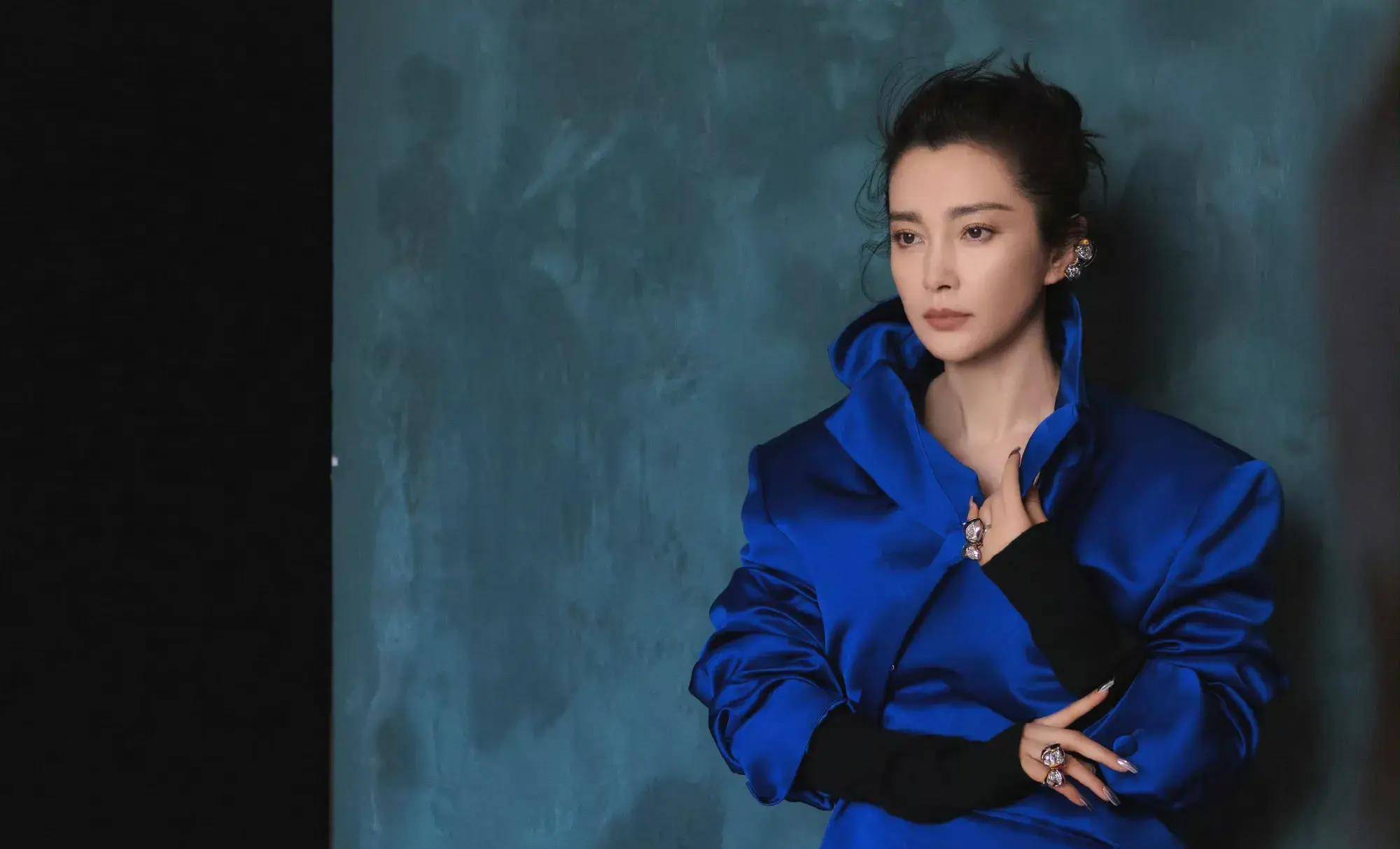 李冰冰嘉人二月刊封面 大花的气场果然无人能敌!_玫瑰_黑色_白色