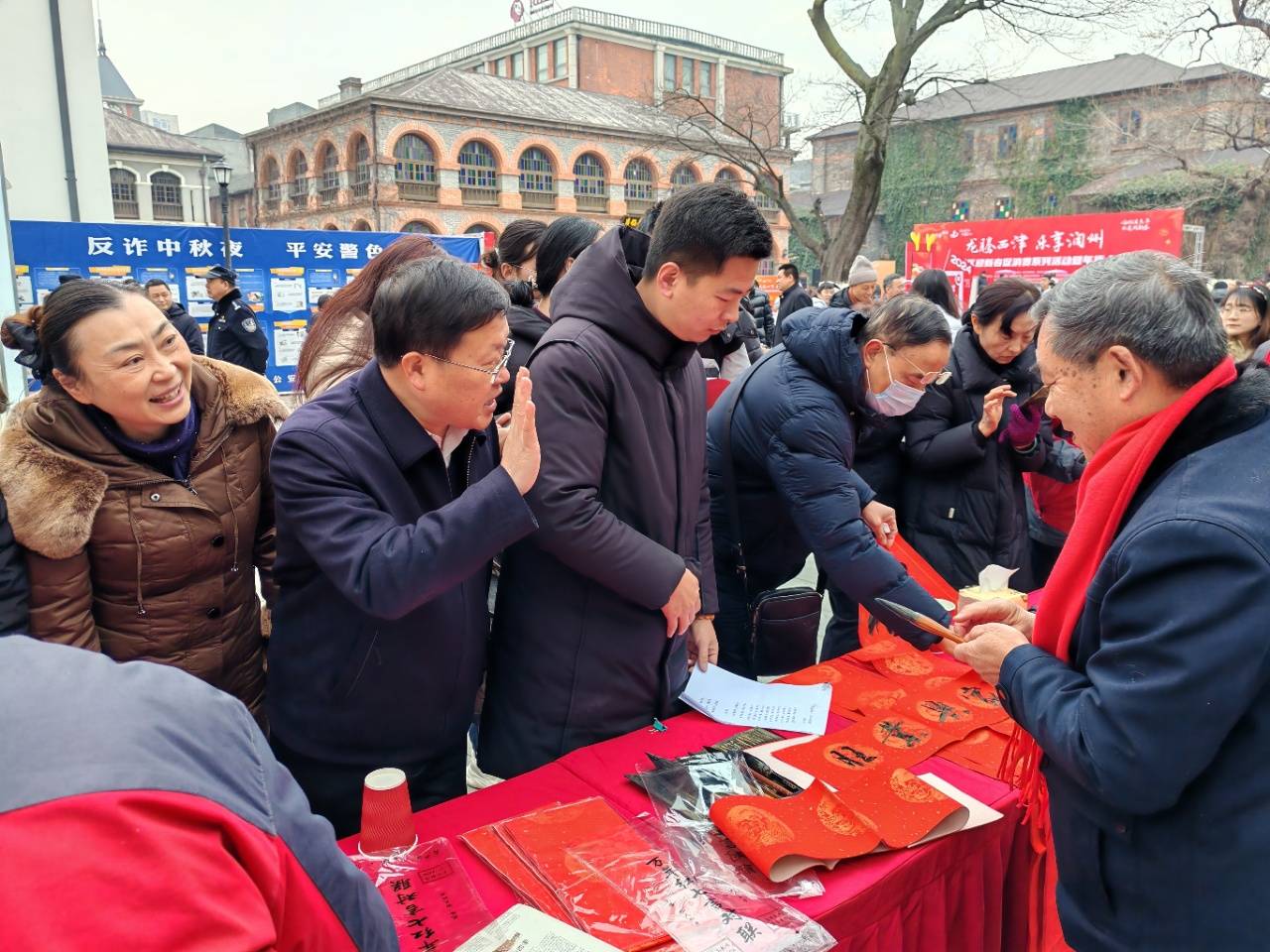 江苏镇江:"新桃"开新春,"龙行"过大年