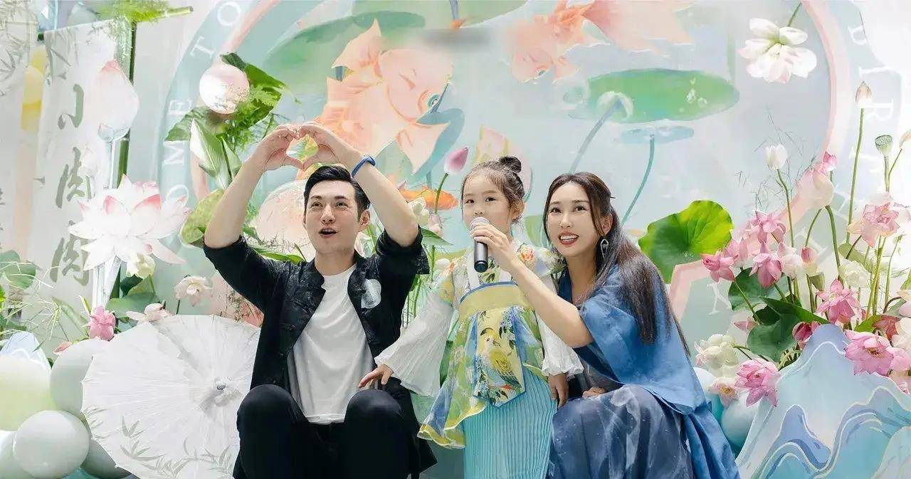 严屹宽夫妻为女儿办生日宴 一家人同框合照好温馨_杜若溪_家庭_主题