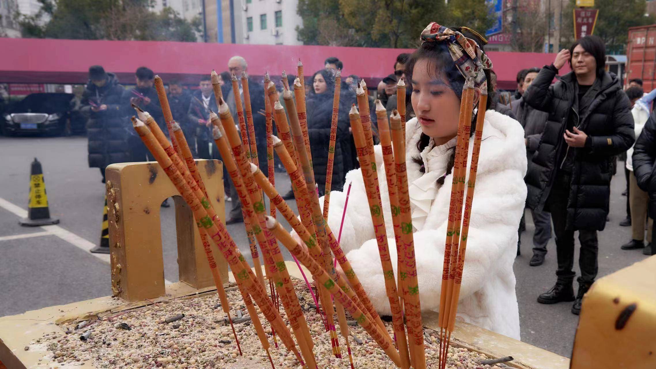 短剧《九龙冰室之龙在人间》正式开机 周佩蓓在剧中饰演女一号_横店