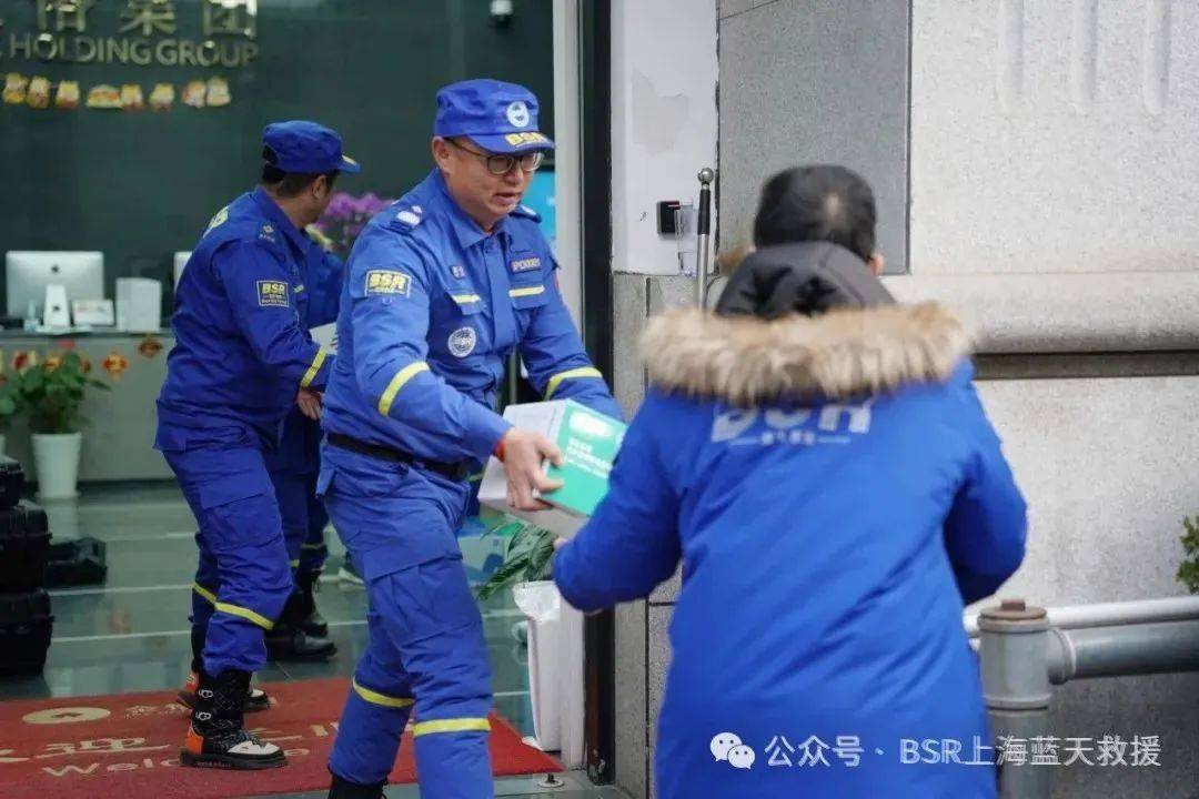 上海蓝天救援队开展冬季救援科目训练及联合冬测公益行活动