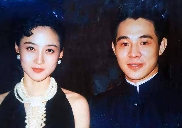 的李连杰和自己的师姐黄秋燕早早结婚,可惜后来的他却被利智所吸引