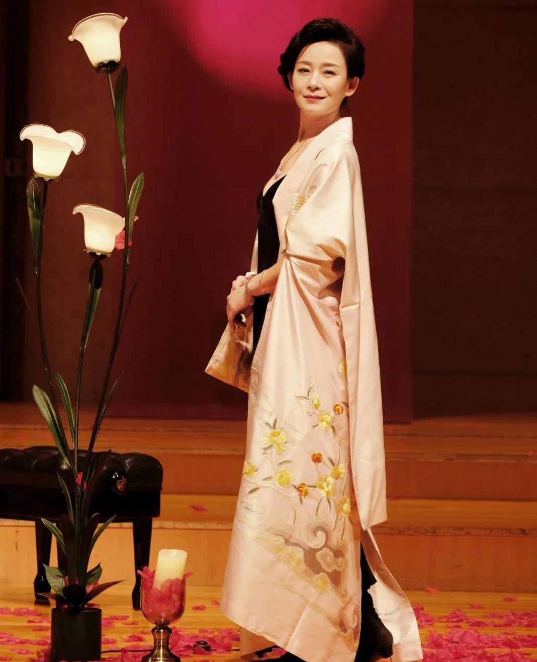 师悦玲:因《大明风华》出圈,演技过人却不火,年近50,她越老越美_陶虹