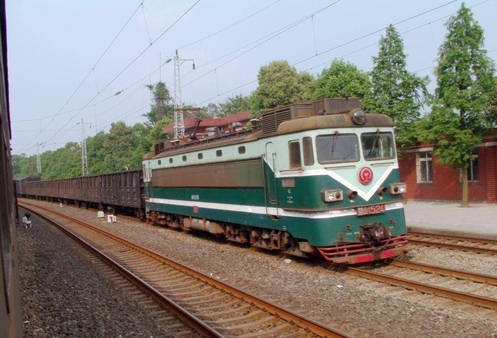 成渝铁路上韶山1型电力机车牵引的列车上世纪80年代和90年代初是成渝