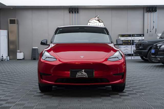 特斯拉y贴上魂动红后,拥有这高贵和时尚的质感,红色的车身深邃有层次