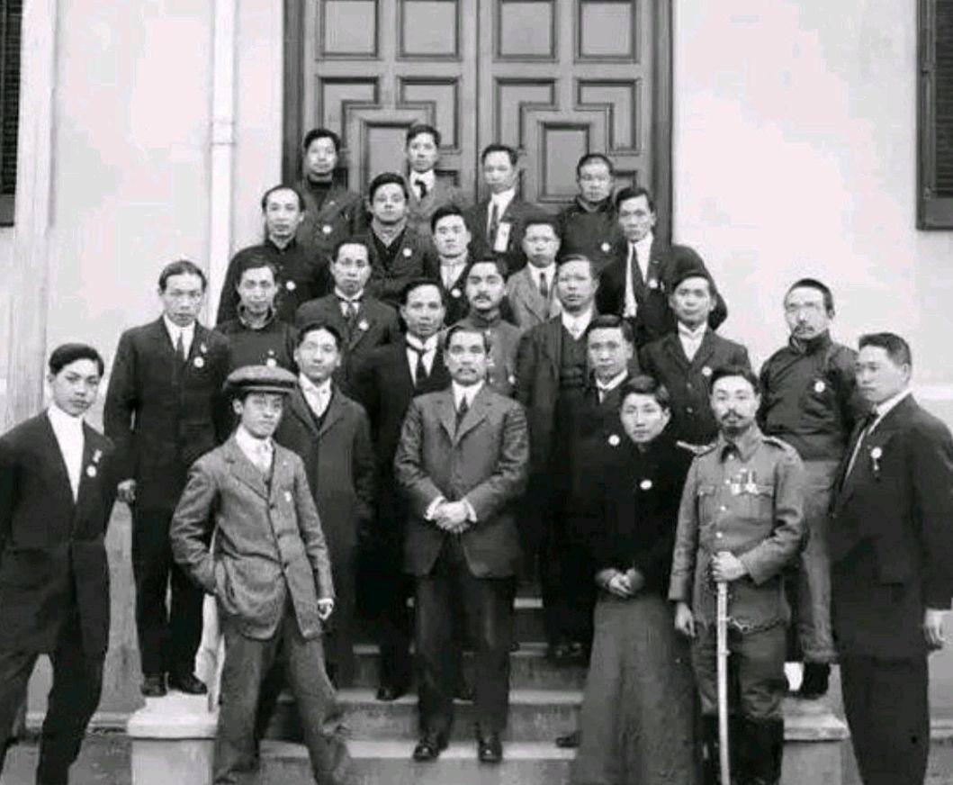 孙中山当选民国临时大总统不久即辞职,并说:以功以能,首推袁氏_袁世凯