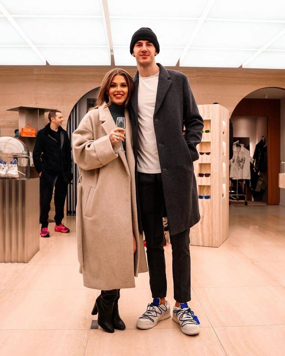 最后给大家带来卡鲁索的女友haleigh broucher,她出生于1997年,身高1