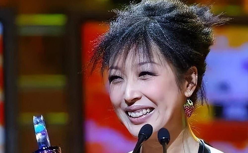 2002年,孙悦跨越国界,与韩国公司合作推出专辑《为何如此幸福》,在