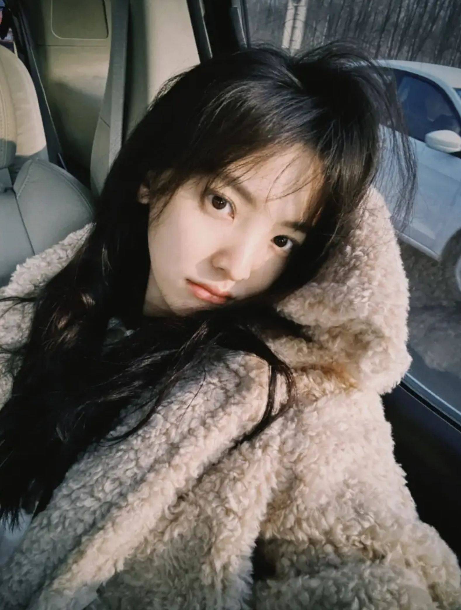 章若楠穿毛粒绒晒车内自拍 眨眼放电笑容灵动迷人_一面_画面_外套