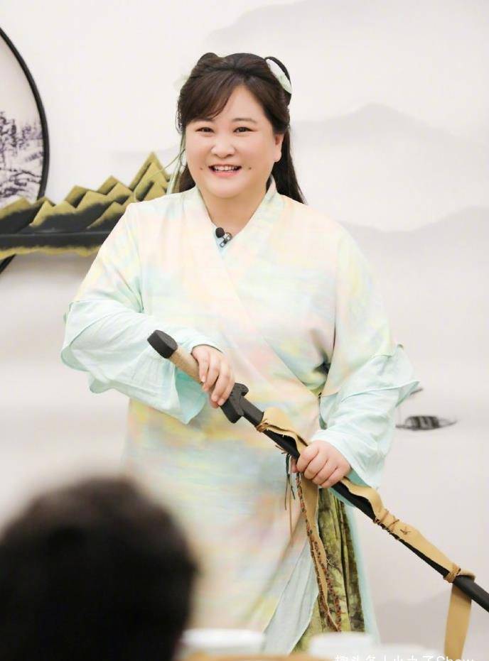 38岁贾玲走机场太喜感,夹克打扮爆五五身材,胖得找不到脖子了_设计