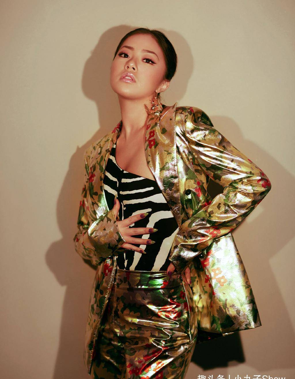 28岁王菊穿彩虹款泳衣自拍,粉色卷发像芭比,打扮减龄时尚有个性_连体