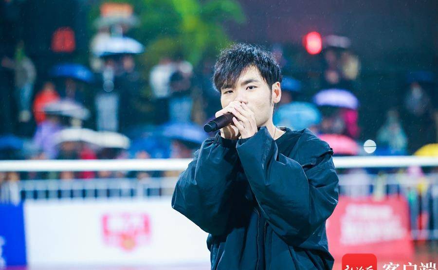 本土歌手雨中献唱海南歌曲