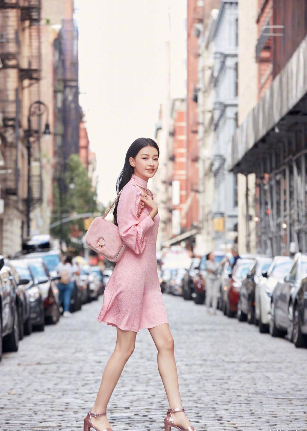 孙怡晒私服照,穿白色泡泡袖上衣扎丸子头,满脸胶原蛋白甜美吸睛_显得