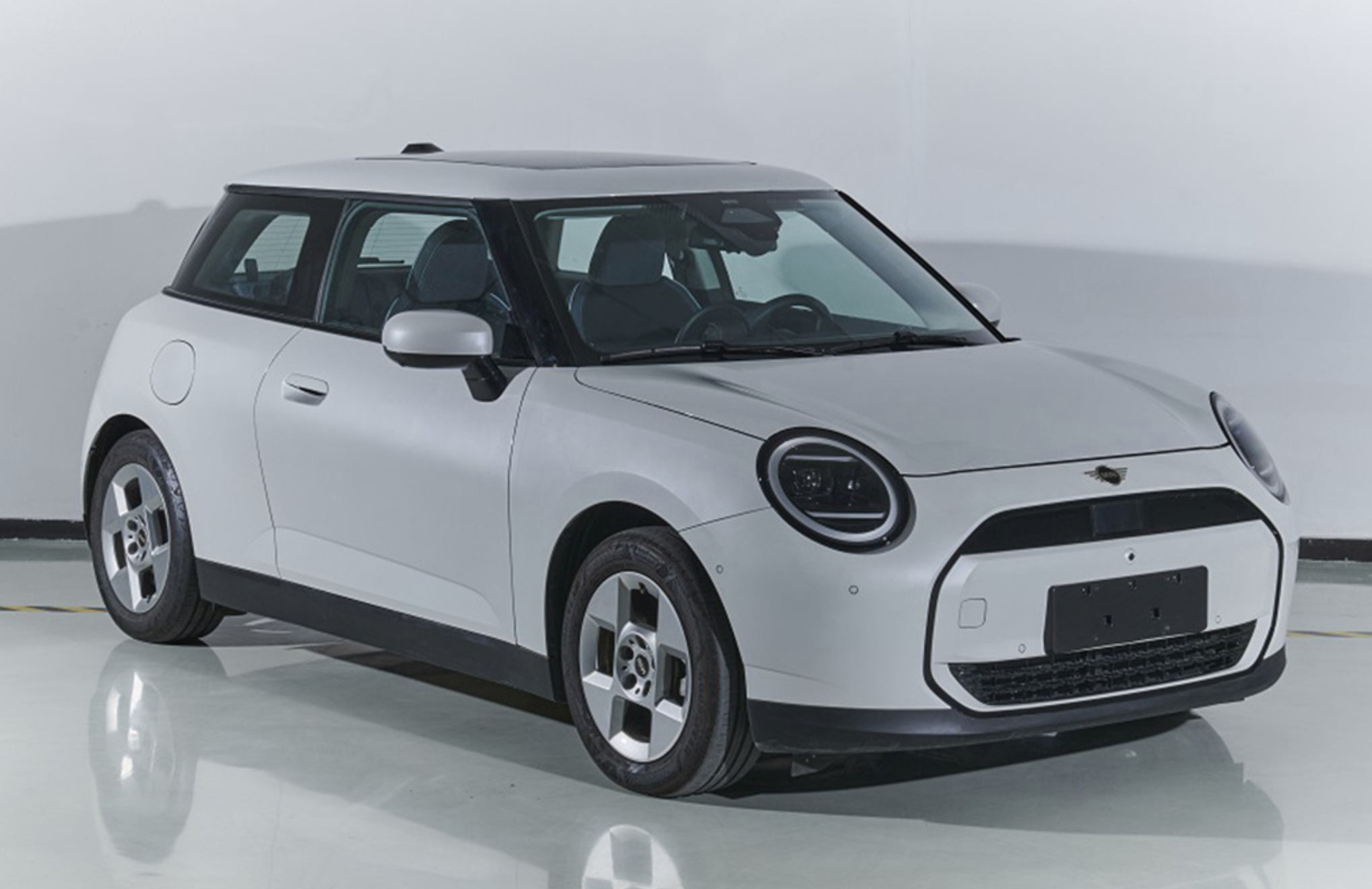 可以看到图中的新车保留了mini很多经典的设计元素,但也就新能源化的