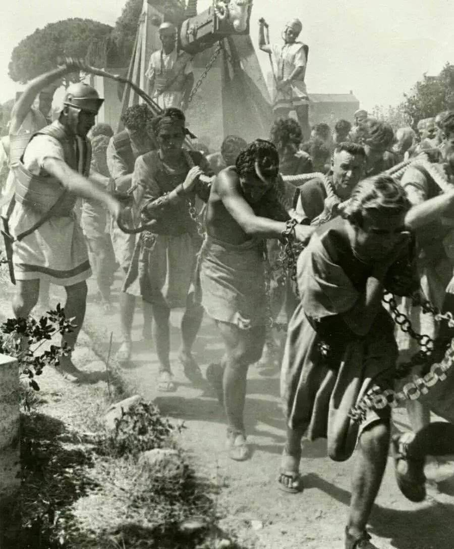 女奴自然也会成为男主人的发泄工具,即使女性奴隶有了孩子,也不能留