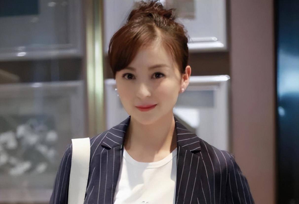 娱乐圈"最干净女演员",被富商苦追10年才嫁,今和女儿被宠如宝_戴娇倩