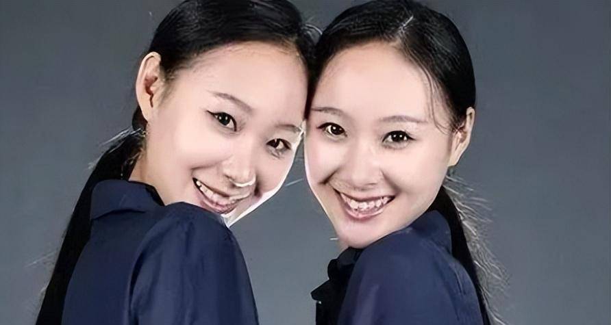 两人的成就可不低,妹妹张昕瑶出演的影视剧较少,多为话剧,如今也是
