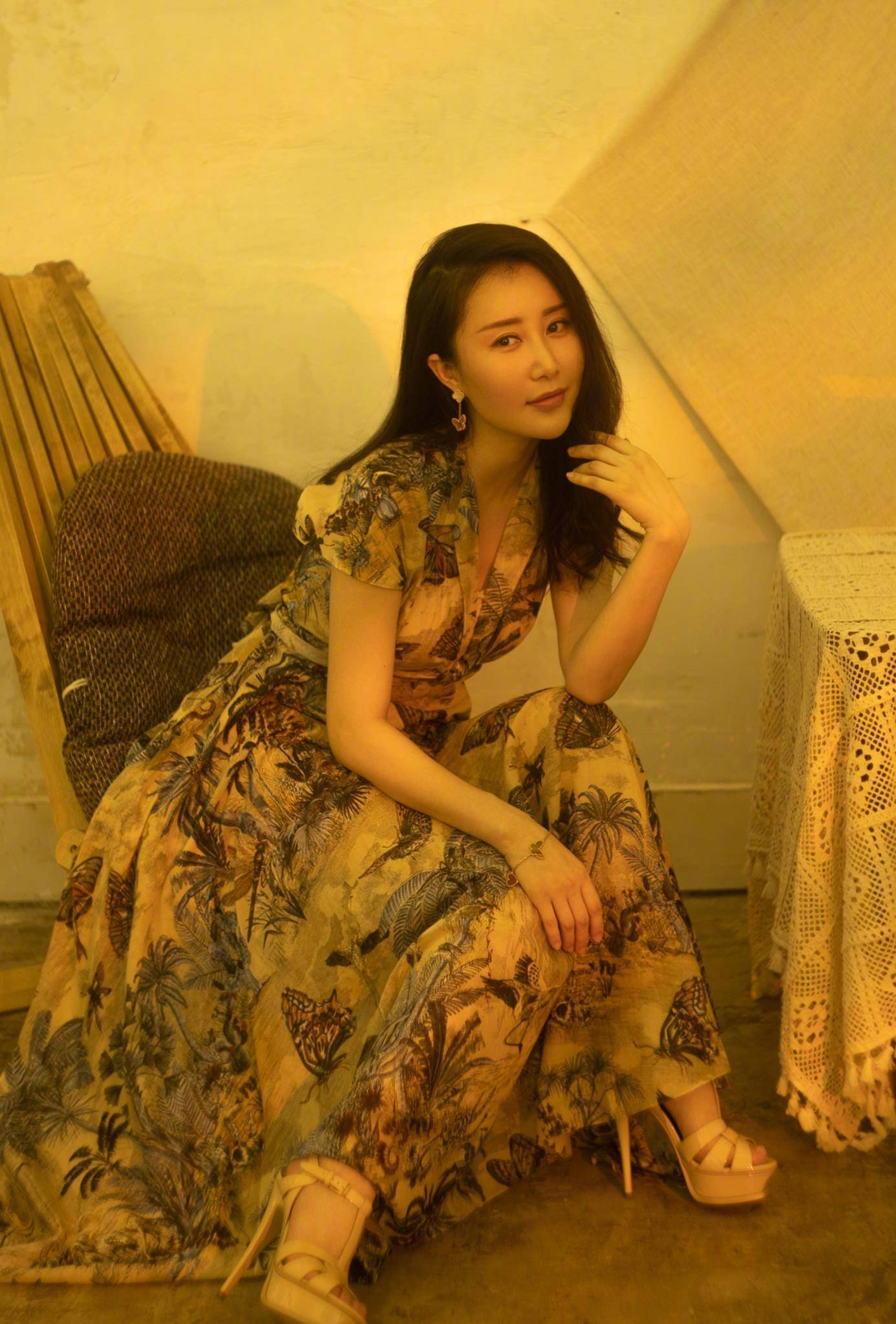 舒畅又穿火了一种搭配,叫"上紧下松,肚脐开洞",新潮又时髦!