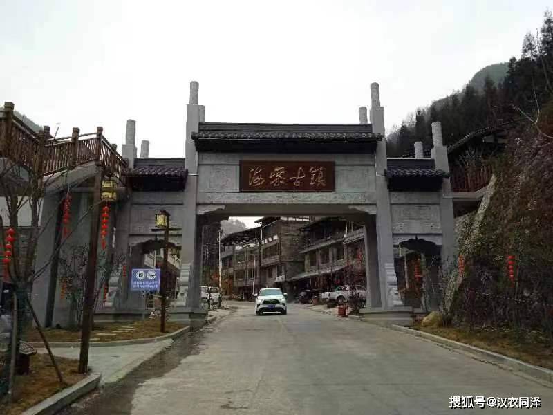在甘洛县文广旅局产业股股长王成陪同下,大家一起来到了海棠古镇