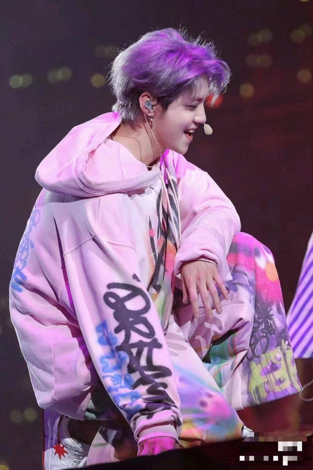 作为一位天赋出众的明星,鹿晗签下了许多商业合作,赚取了丰厚的代言费