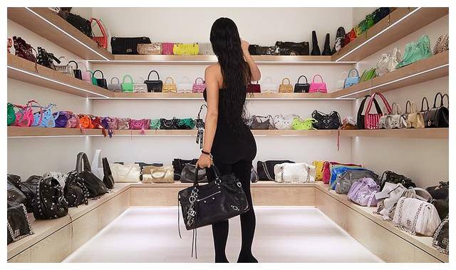 金·卡戴珊代言再引争议,腰臀比1:2炫耀129个包!