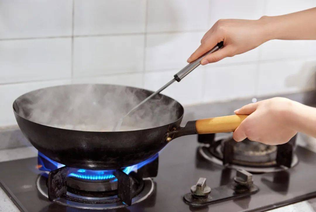 这个炒菜坏习惯国人一定要改!马上转给家里做饭的ta_油烟_食物_厨房