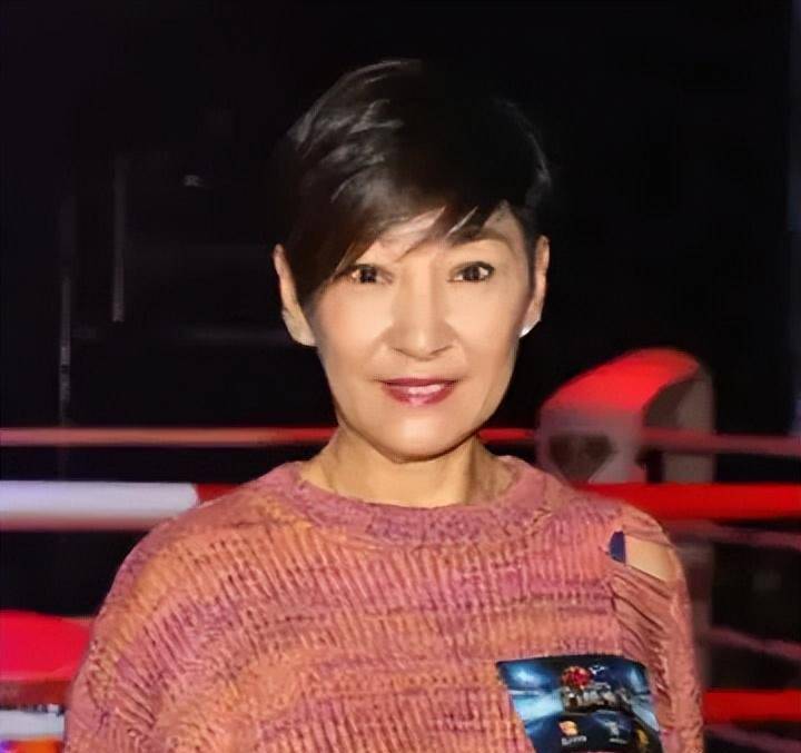 搭档梁小龙,年轻时是绝美李莫愁,如今颈纹犹如树根_徐少强_米雪_状态