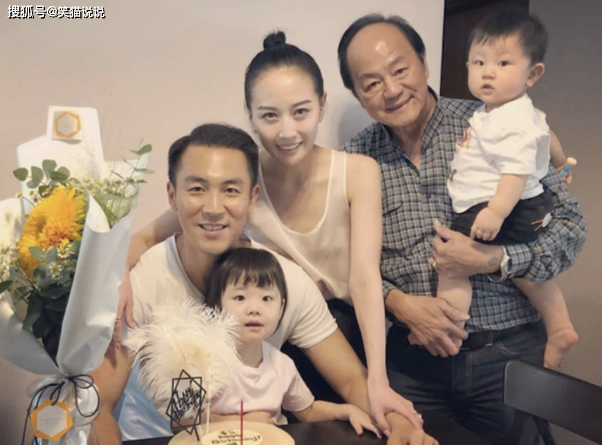 网友茶餐厅偶遇狄龙:与粉丝合影很亲切,连追两街送红包_大连_时候