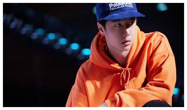 特别是palace,底裤加帽子这次亮相王一博的嘻哈舞台秀,更是被粉圈抢购