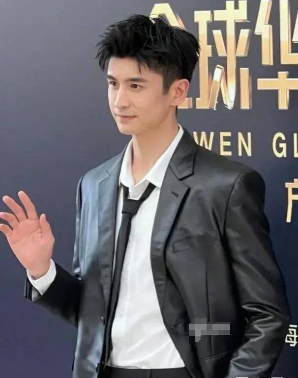 尤其是与鲁豫传出绯闻的阿云嘎,更是大帅哥费翔年轻时的既视感.