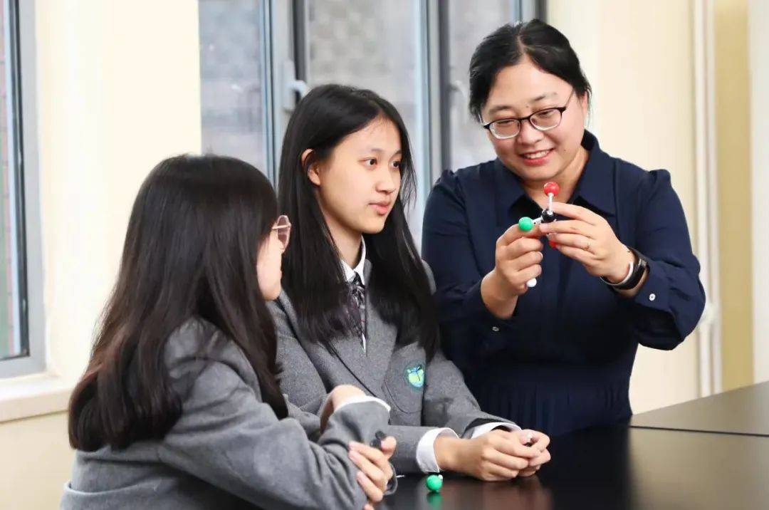 穿上就不想脱下来,这些国际学校的校服你最pick哪一款?