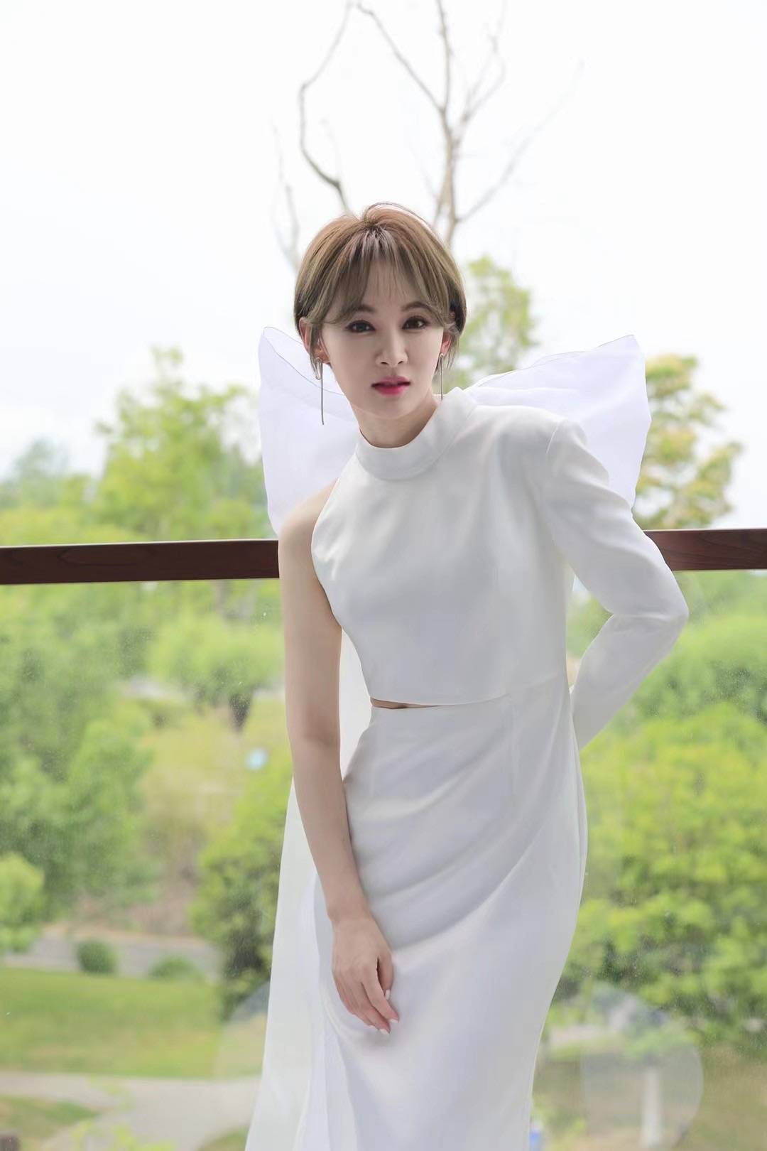 歌手刘洋洋现身央视龙年春晚联排 私服搭配时尚感足_中国_晚会_总台