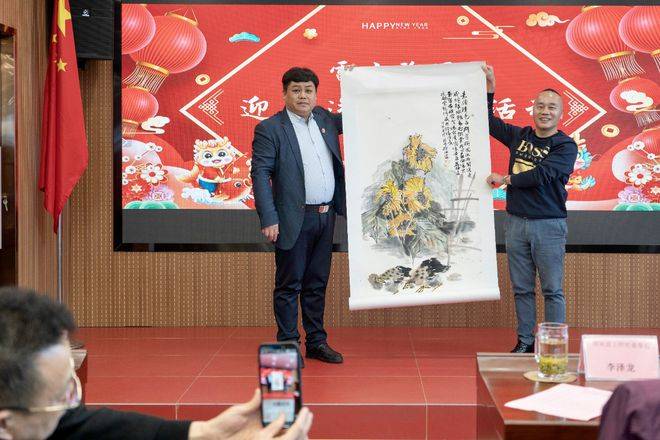 送文艺进基层:长沙市花鸟画家协会走进民企活动在雷士照明举行_员工