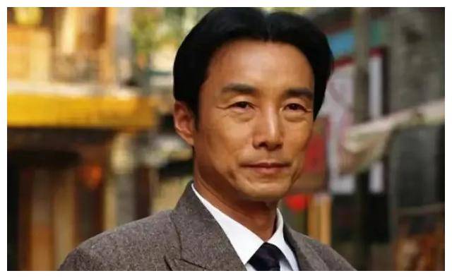 施京明:娶初恋生一子,孙女去了国外,如今67岁怎样了?