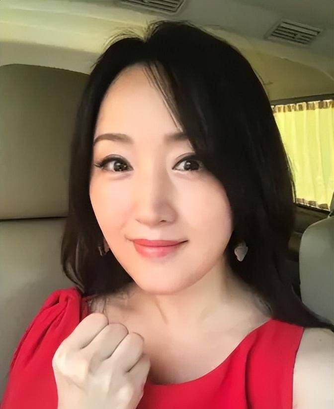 杨钰莹终究是老了,在美颜下看似年轻,但身材却暴露了真是年龄!